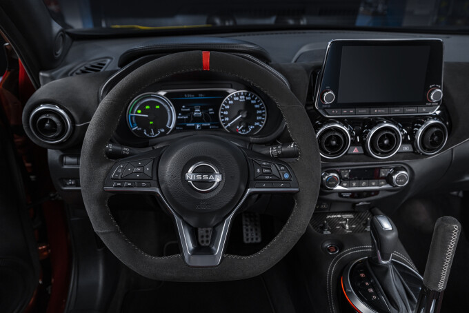 Nissan-JUKE-Hybrid-Rally-Tribute-Concept---Interior-364f069412965fc9a.md.jpg