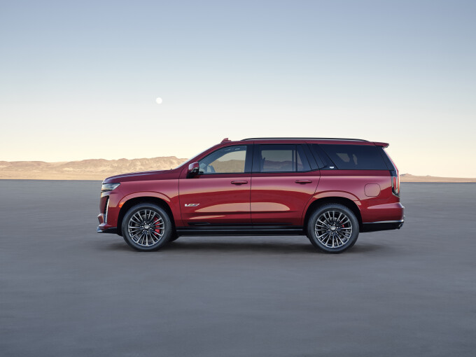 The Escalade-V's side profile shows off its unique 22-inch aluminum wheels.