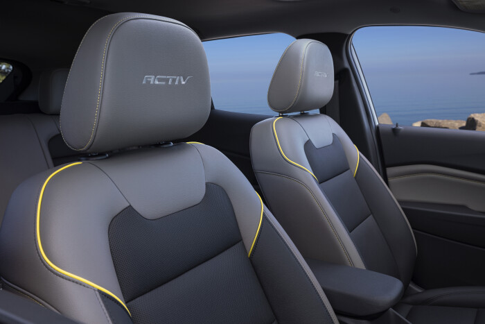 View of headrests in front cabin of Chevrolet Trax ACTIV with Jet Black with Artemis Accents Interio
