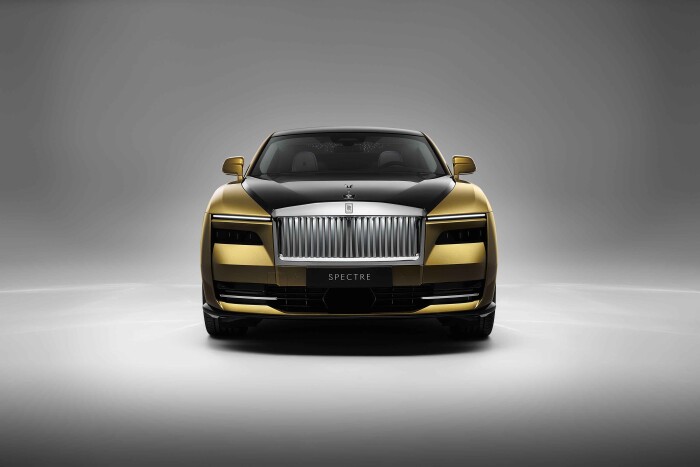 2 SPECTREUNVEILED–THEFIRSTFULLY ELECTRICROLLS ROYCE FRONT