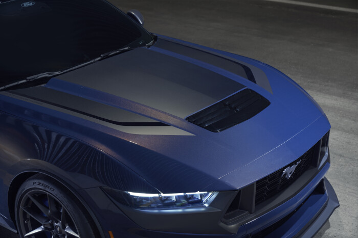 Underscoring the shadowy, muscular physique of the Mustang Dark Horse, available vinyl graphics create a cohesive visual language throughout the vehicle and artfully accentuate its performance.