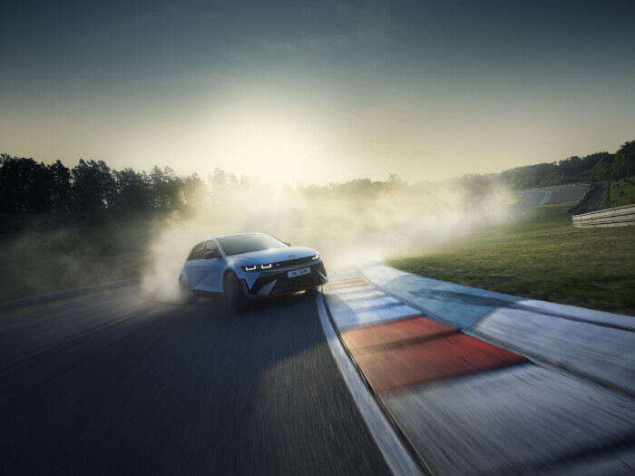 hyundai-ioniq-5-n-debut-goodwood-2023-circuit-exterior-front-01ad1202380b46c5f0.jpeg