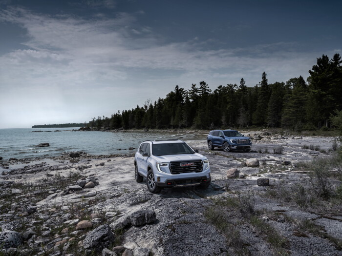 Pack shot of the all-new GMC Acadia, including the 2024 Acadia AT4 (front) and Acadia Denali (back).