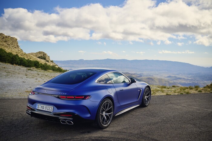 The new Mercedes-AMG GT Coupe_MANUFAKTUR Starling Blue Magno