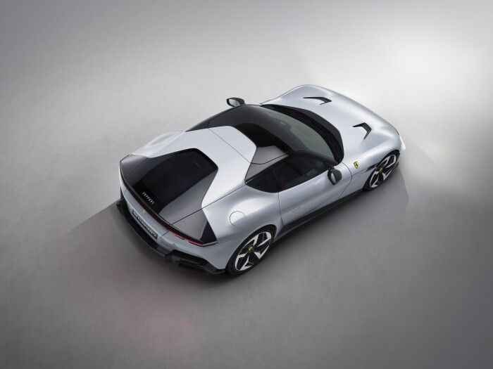 New_Ferrari_V12_ext_01_white835aea1596a21621.jpeg