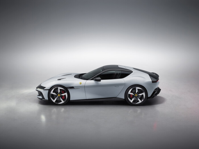 New_Ferrari_V12_ext_02_whiteadcf57c0475f4106.jpeg