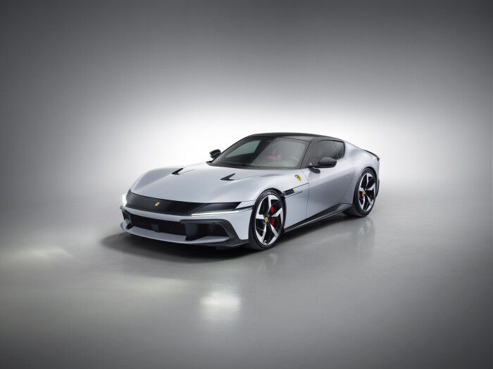 New_Ferrari_V12_ext_03_white05c3ba0dae65c43c.jpeg