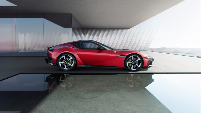 New_Ferrari_V12_ext_04_Design_red_media32825a28178094c7.jpeg