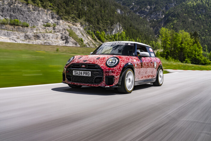 P90549842_highRes_mini-john-cooper-wor441147fbde164b3b.jpg