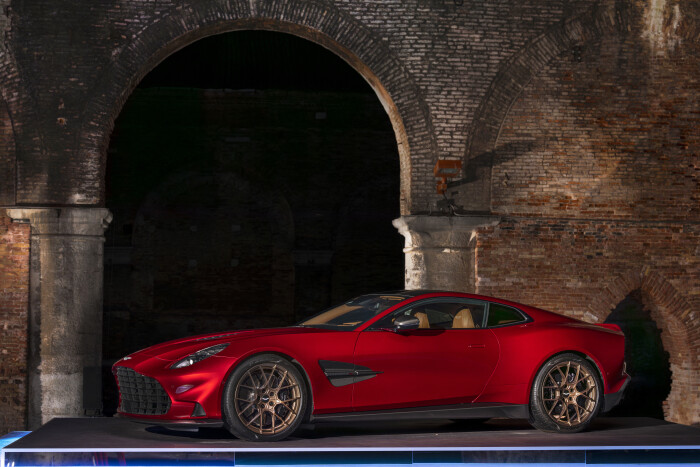 4.AstonMartinVanquish_1a54dcb19b5c1e358.jpg