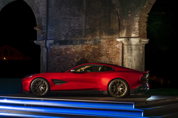 5.AstonMartinVanquish_2d224e3f091d9d7b9.jpg