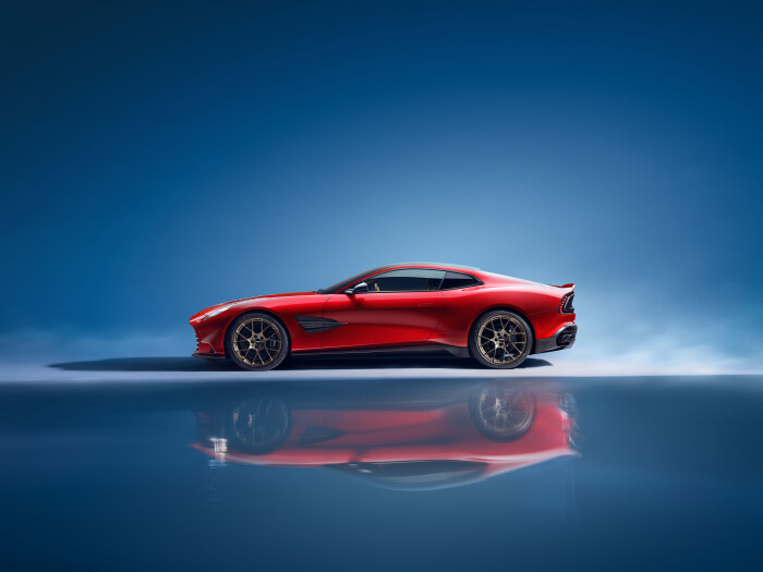 AstonMartinVanquish_120cf1d793a71800e8.jpg