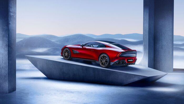 AstonMartinVanquish_2b922972a4a3bf76f.jpg